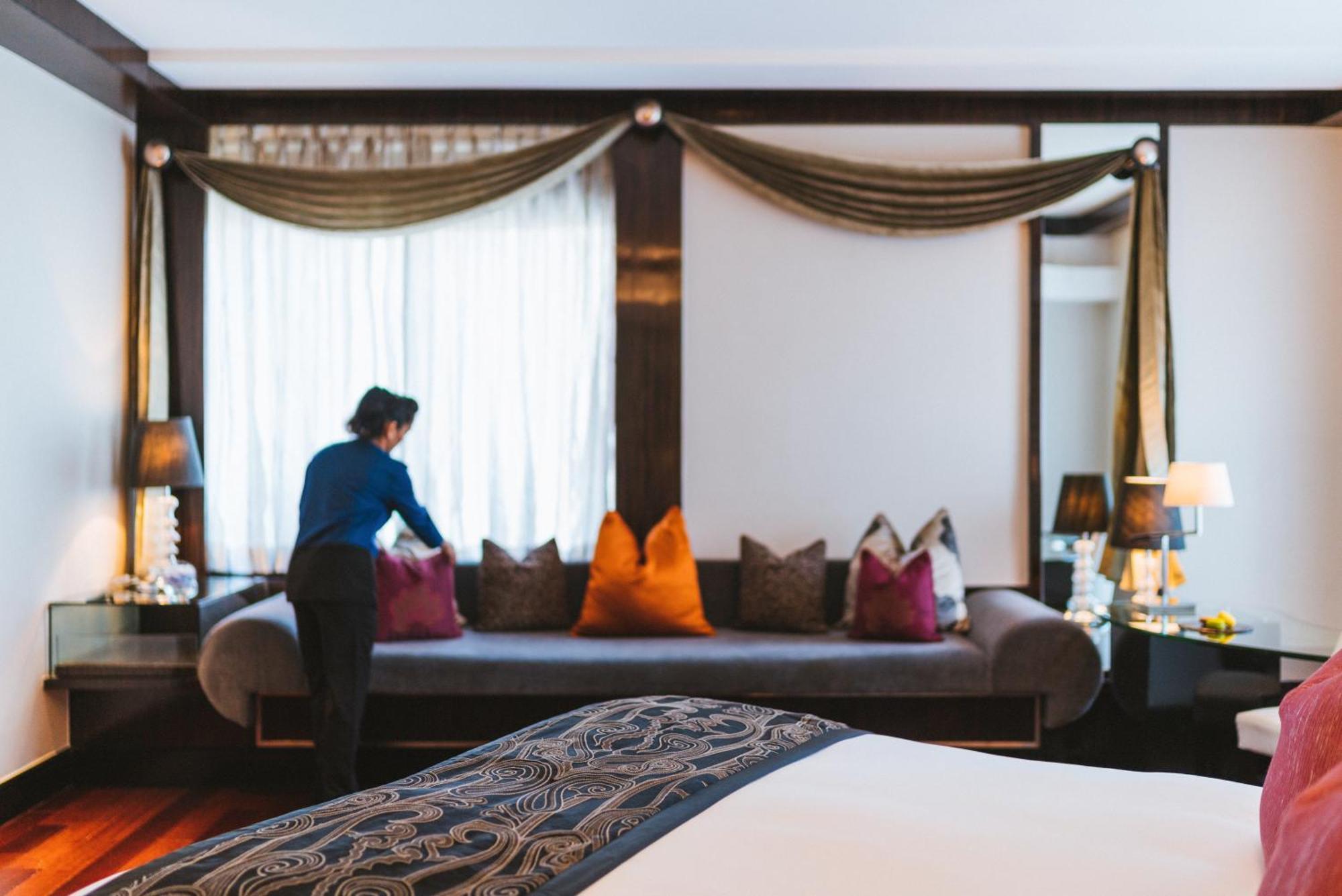 Sofitel Mumbai Bkc Hotel Ngoại thất bức ảnh A hotel housekeeper making a bed