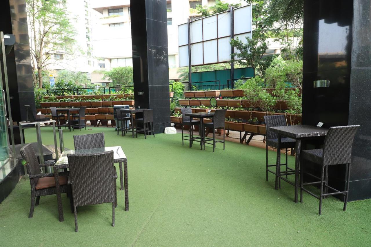 Sofitel Mumbai Bkc Hotel Ngoại thất bức ảnh Artificial grass in a restaurant