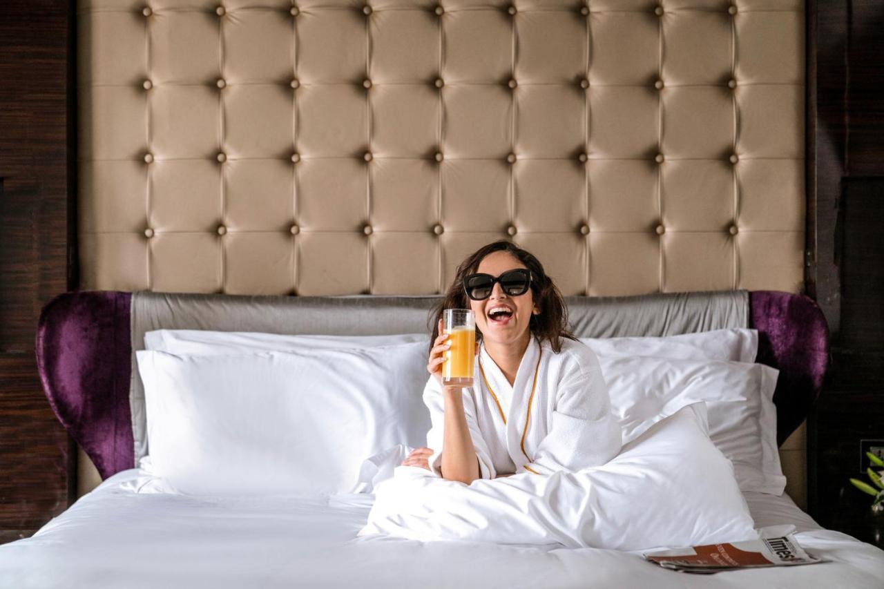 Sofitel Mumbai Bkc Hotel Ngoại thất bức ảnh A woman wearing a bathrobe