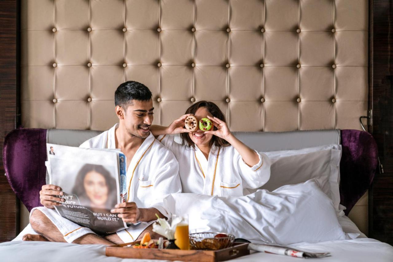 Sofitel Mumbai Bkc Hotel Ngoại thất bức ảnh A couple in a hotel room