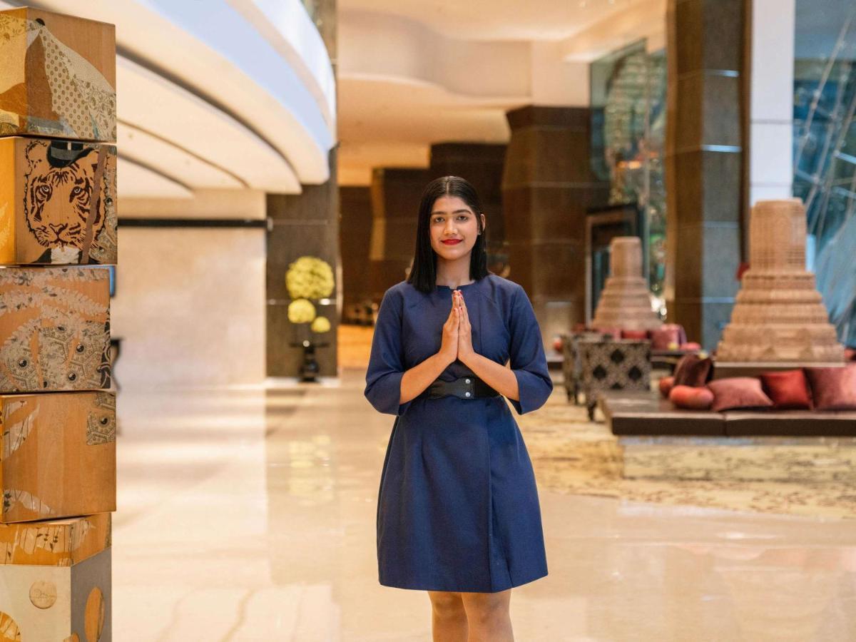 Sofitel Mumbai Bkc Hotel Ngoại thất bức ảnh A Thai woman greeting with the wai