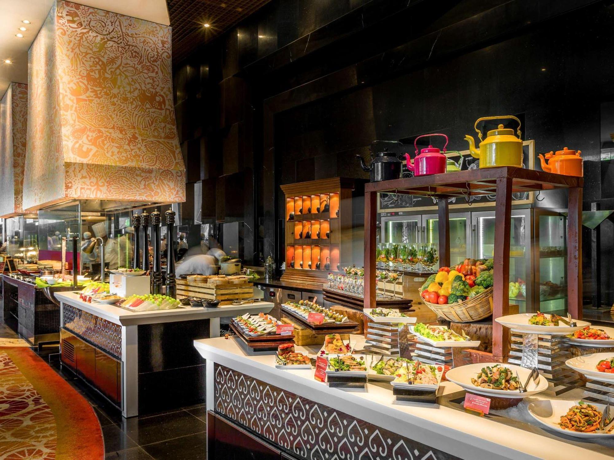 Sofitel Mumbai Bkc Hotel Ngoại thất bức ảnh The buffet at the restaurant