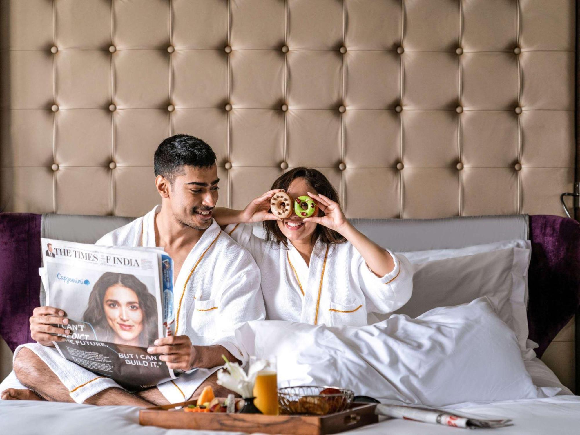Sofitel Mumbai Bkc Hotel Ngoại thất bức ảnh A couple in a hotel room