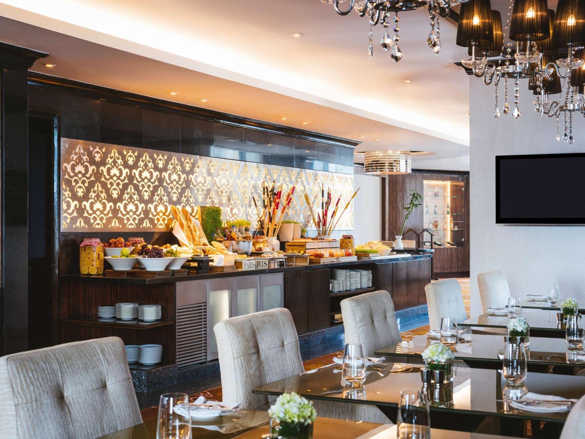 Sofitel Mumbai Bkc Hotel Ngoại thất bức ảnh The Club Lounge at the airport