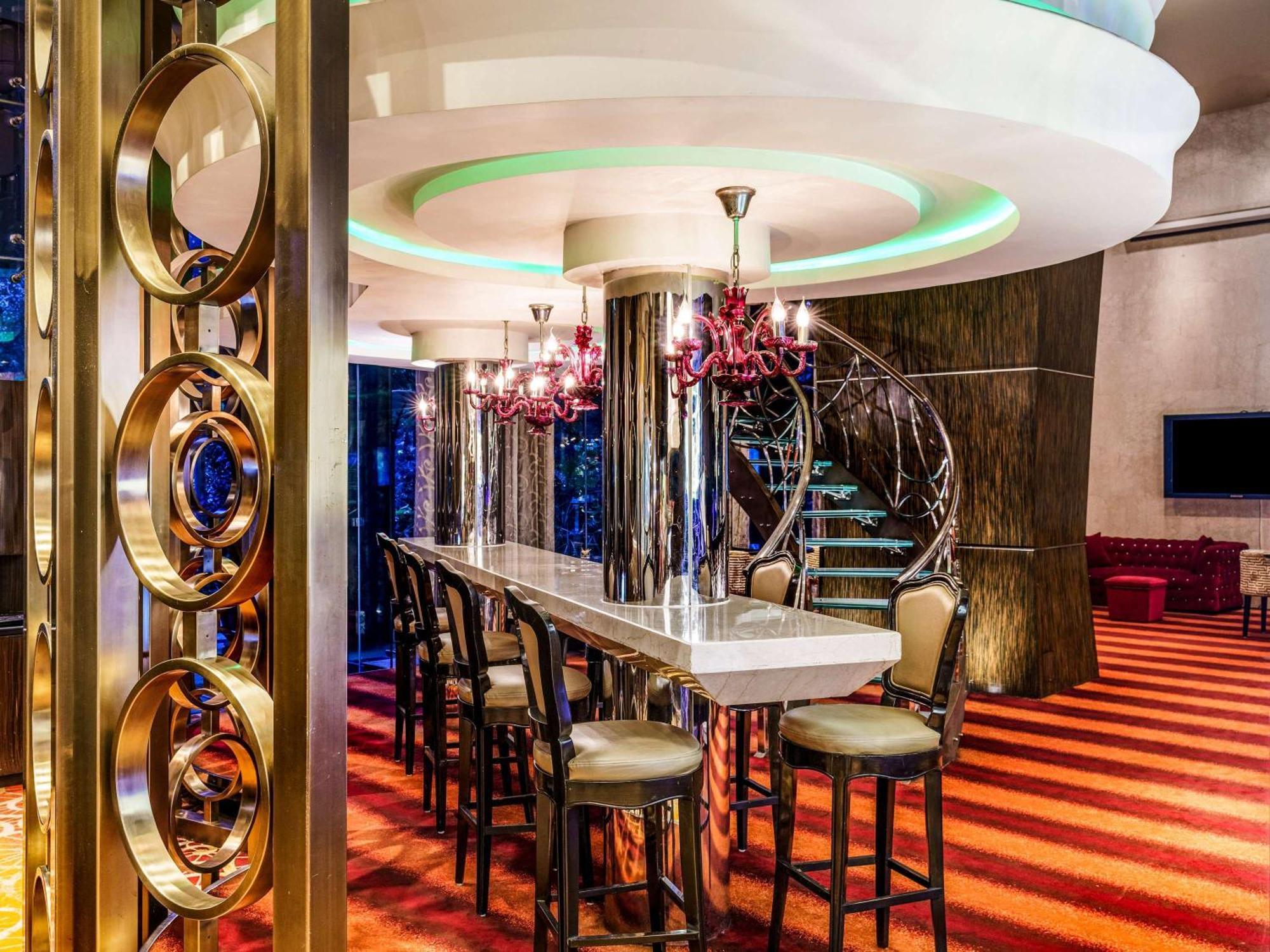 Sofitel Mumbai Bkc Hotel Ngoại thất bức ảnh The bar at the 39th floor